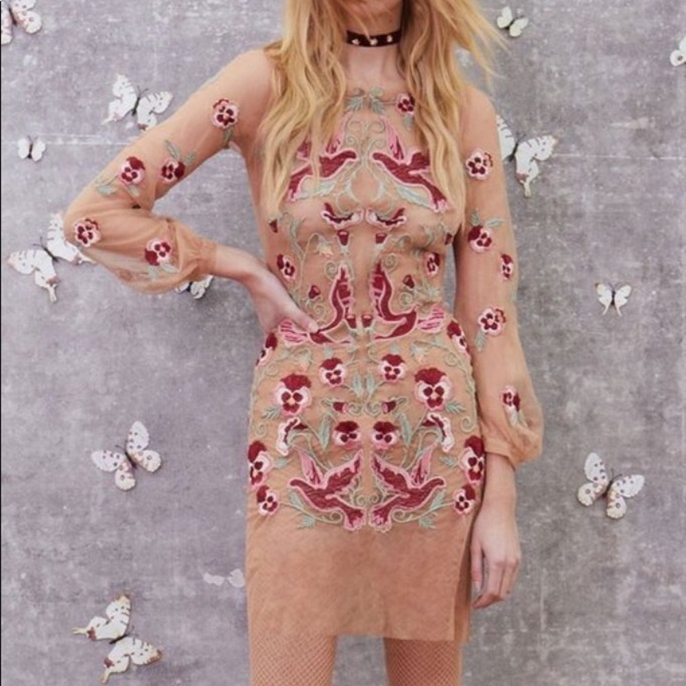 NWT For Love & Lemons 🍋 Dove Embroidered Mini